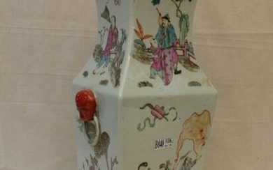 A square-section vase. Chinese work. Period: around 1900. Height: 41...