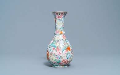 Un vase en porcelaine de Chine famille rose à décor millefleurs, marque de Qianlong, République, 20ème siècle