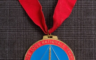 Une médaille commémorative de la Grande Loge...