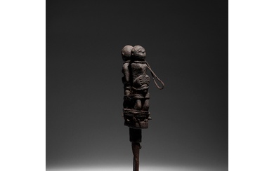 Une sculpture piquet vaudou d’envoutement et de contrôle sculptée de deux personnages masculin et féminin...