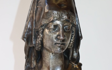 VEECK Charles (?/1904). Buste de femme en bronze à patine brune, argentée et dorée. Signé....