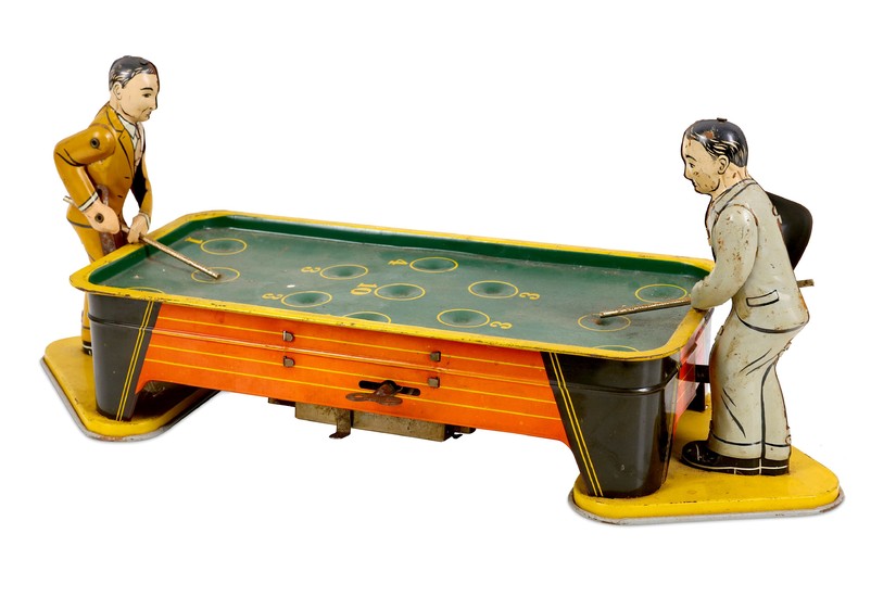 VINTAGE 1940S RANGER TINPLATE WIND UP POOL TABLE AND PLAYERS