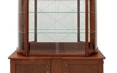 VITRINA, SIGLO XX. Elaborada en madera y vidrio, cuenta con puerta deslizable, par de entrepaños, espejo de fondo, puertas inferiores.