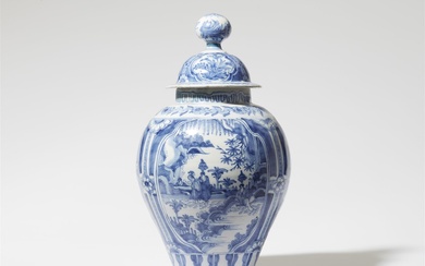 Vase à couvercle avec chinoiseries Faïence, décor bleu. Autour du corps, trois réserves avec paysages...