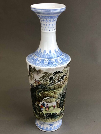Vase balustre à long col évasé en porcelaine "coquille d'oeuf" à décor en émaux fencai...