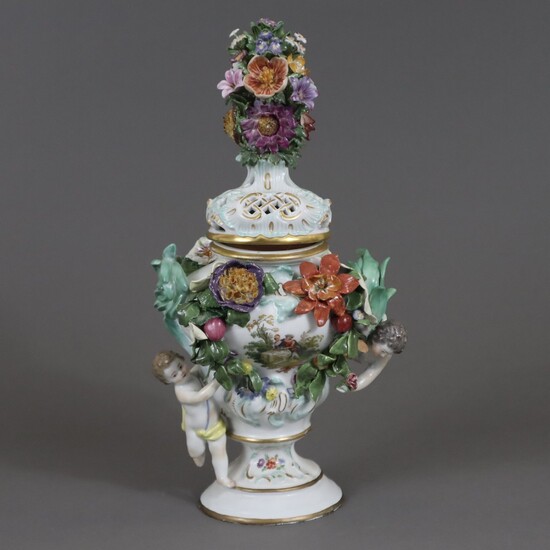 Vase pot-pourri avec cupidons - Meissen, période des boutons, conçu par J.J.Kändler (vers 1760), marque...