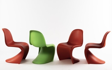 Verner Panton , 4 chaises 'Panton', 1962/67, H. 82 x 50 x 64 cm. Fabriquées...