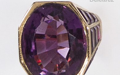 Yellow gold ring set with an oval amethyst in a...