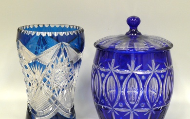 verrerie de bohème à fond bleu : un vase - H 17 cm et un...