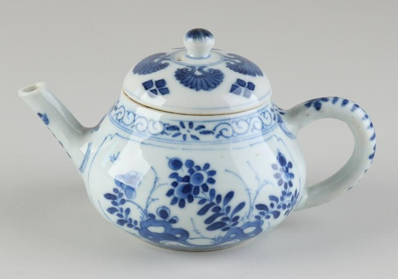 17th - 18th century Chinese Kang Xi teapot