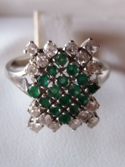 18 kt. White gold - Ring - 0.64 ct Diamond - Emerald