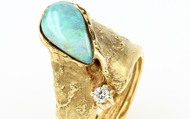 18 kt gold ring with opal and brilliant...