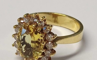 18CT GOLD CITRINE & DIAMOND CLUSTER RING, RING SIZE M
