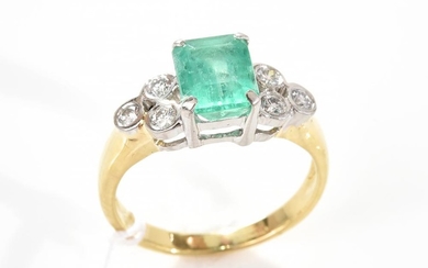 AN EMERALD AND DIAMOND RING IN PLATINUM AND 18CT GOLD