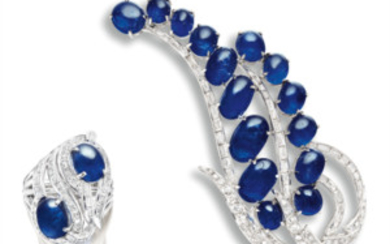 A Sapphire and Diamond Brooch, and a Matching Ring, 藍寶石配鑽石別針及戒指套裝, 藍寶石共重約27.50克拉 (2)藍寶石配鑽石別針及戒指套裝, 藍寶石共重約27.50克拉 (2)
