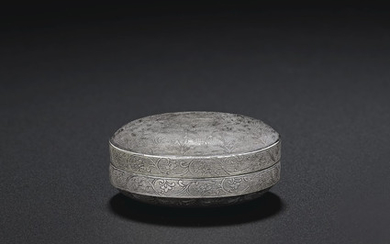 A SMALL SILVER CIRCULAR 'BIRD AND FLOWER' BOX AND COVER, TANG DYNASTY (AD 618-907)