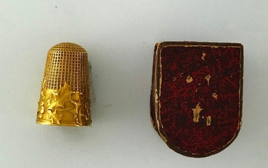 750°/°°° chased gold thimble in a case, Weight: 5,73g