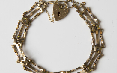 A 9ct gold gate link bracelet with a heart shaped padlock clasp, weight 6.6g, length 17.5cm.
