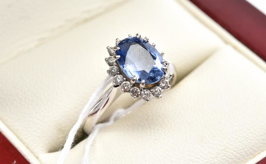 A CEYLON SAPPHIRE (OF 2.09CTS) AND DIAMOND CLUSTER RING IN 18CT WHITE GOLD, SIZE L