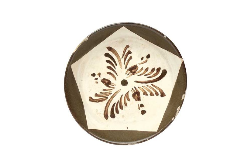 A CHINESE CIZHOU BROWN-GLAZED AND PAINTED DISH 元或明 磁州窰褐釉繪花盤