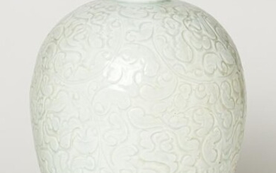 A CHINESE IVORY-COLORED MEIPING VASE, Porcelain