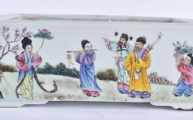 A CHINESE REPUBLICAN PERIOD FAMILLE ROSE PORCELAIN PLANTER bearing Qianlong marks to base. 24 cm x 1