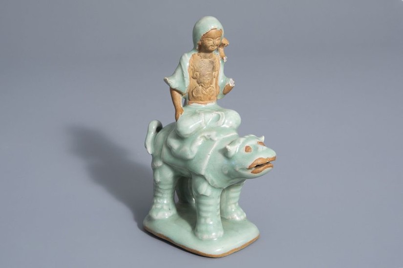 A Chinese celadon glazed group, 19th/20th C.