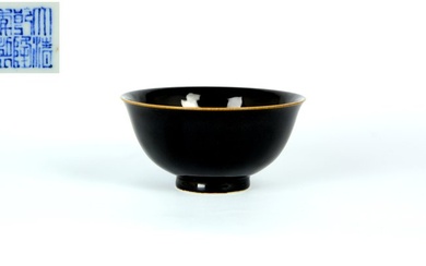 A Chinese monochrome mirror black-glazed bowl, Qianlong mark - NO RESERVE PRICE - Porcelain - China - Qing dynasty (1644-1912, 大清)