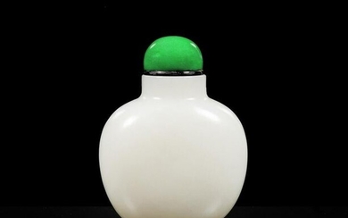 A FINE CHINESE JADE SNUFF BOTTLE