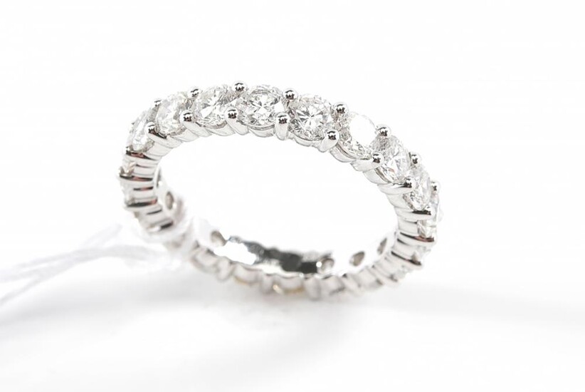 A FULL DIAMOND ETERNITY RING IN 18CT WHITE GOLD, COMPRISING TWENTY ROUND BRILIANT CUT DIAMONDS TOTALLING 2.92CTS, SIZE M, 3.6GMS