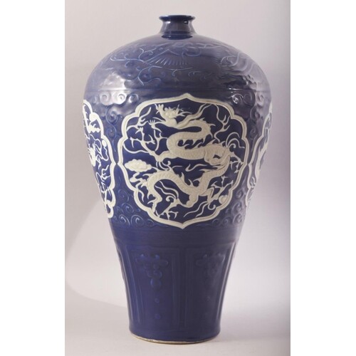 A LARGE CHINESE BLUE GLAZED DRAGON PORCELAIN MEIPING VASE - ...