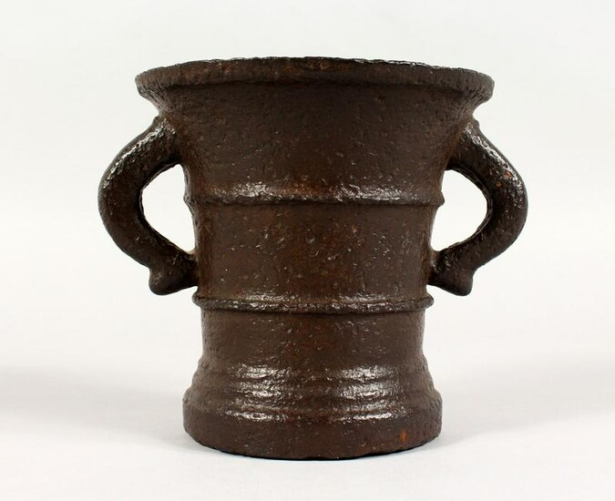 A LATE 17TH/EARLY 18TH CENTURY CAST IRON TWIN-HANDLED