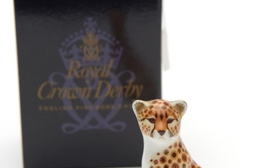 A LIMITED EDITION ROYAL CROWN DERBY CHEETAH CUB PAPERWEIGHT, NO. 541/950, WITH CERTIFICATION CARD, BOXED, 7.5 CM HIGH