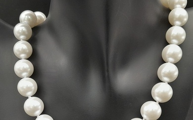 A Lovely Bright White South Sea Pearl Shell Bead Necklace. 1...