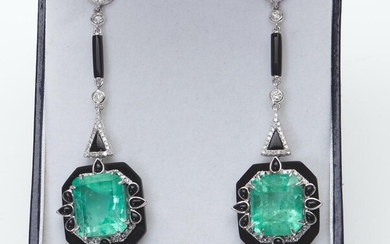 A PAIR OF ART DECO STYLE DROP EARRINGS IN 18CT WHITE GOLD, SET WITH EMERALD, ONYX AND DIAMOND, THE EMERALDS TOTALLING 19.34CTS AND D...