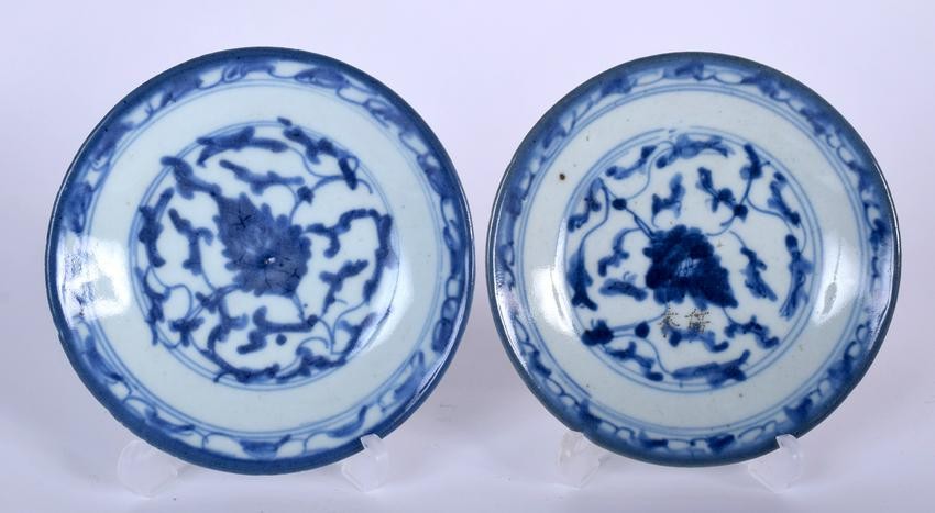 A PAIR OF EARLY 19TH CENTURY CHINESE BLUE AND WHITE