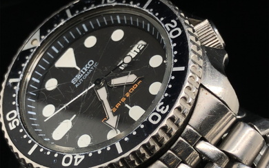 A SEIKO AUTOMATIC SUCBA DIVER'S 200m WRIST WATCH ON A STAINLESS STEEL BRACELET STRAP WITH A BI
