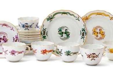 A SERIES OF 6 ”MING DRAGON' CUPS WITH SAUCERS AND DESSERT PLATES
