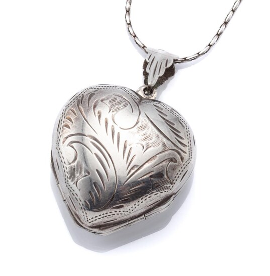 A STERLING SILVER FOLD OUT HEART LOCKET ON CHAIN; 28mm locket with scroll engraving opens up four fold to clover pattern on swage li...