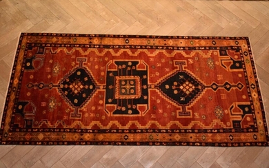 A TRIBAL PERSIAN LURI RUG. 100% WOOL. SOLID & DENSE PILE. EX-GALLERY STOCK. IN EXCELLENT CONDITION. HAND-KNOTTED TRIBAL WEAVE AND DE...