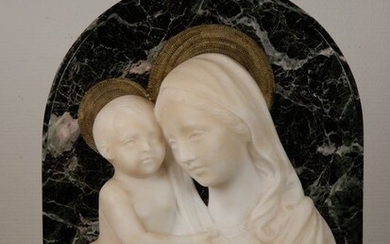 A. Trefoloni - A fine carving of Madonna and chid, signed A. Trefoloni - Carrara marble, Green serpentine marble- First half 20th century