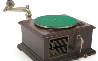 A grammophone instrument, United Staten, 1st half 20th century.