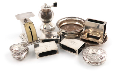 A mixed lot of silver items
