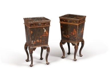 A pair of Italian small black and gold varnished side tables, Venitian, circa 1760 | Paire de petites tables de salon en vernis noir et or, Venise, vers 1760