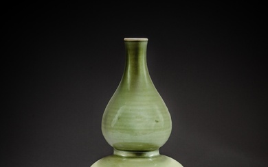 A rare 'Longquan' celadon-glazed double-gourd vase, Ming dynasty | 明 龍泉青釉葫蘆瓶