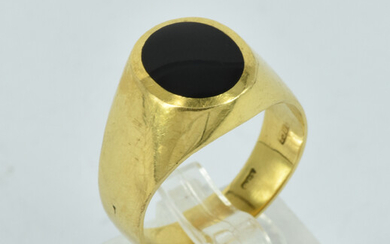 AN 18CT GOLD GENTS RING