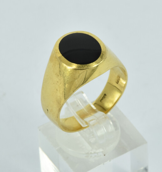 AN 18CT GOLD GENTS RING