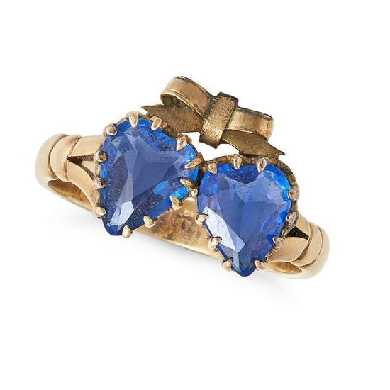 AN ANTIQUE BLUE PASTE SWEETHEART RING in 9ct yellow gold, set with two heart shaped blue paste