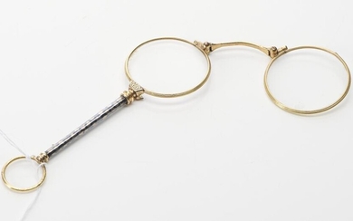 AN ANTIQUE LORGNETTE WITH NIELLO DETAIL IN GOLD LINING, LENGTH 13CM