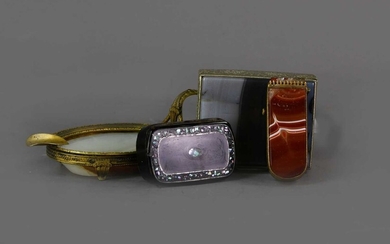AN EARLY 20TH CENTURY BRASS MOUNTED AGATE ASH DISH, ALONG WITH AN ETUI, TRINKET BOX AND SNUFF BOX